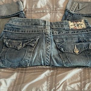 Gently used True Religion sz 27 crops/ bermuda
